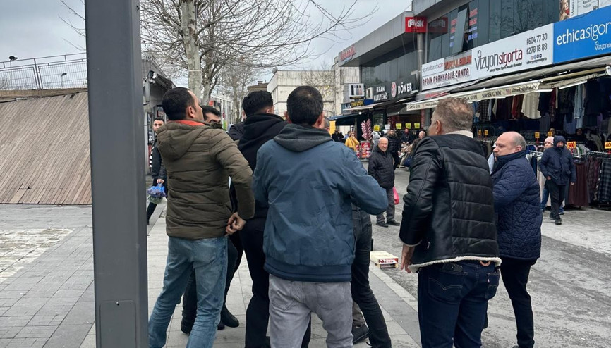 Seyyar satıcıların zabıta görevlilerine saldırı anı kamerada: 2 yaralı, 2 tutuklama