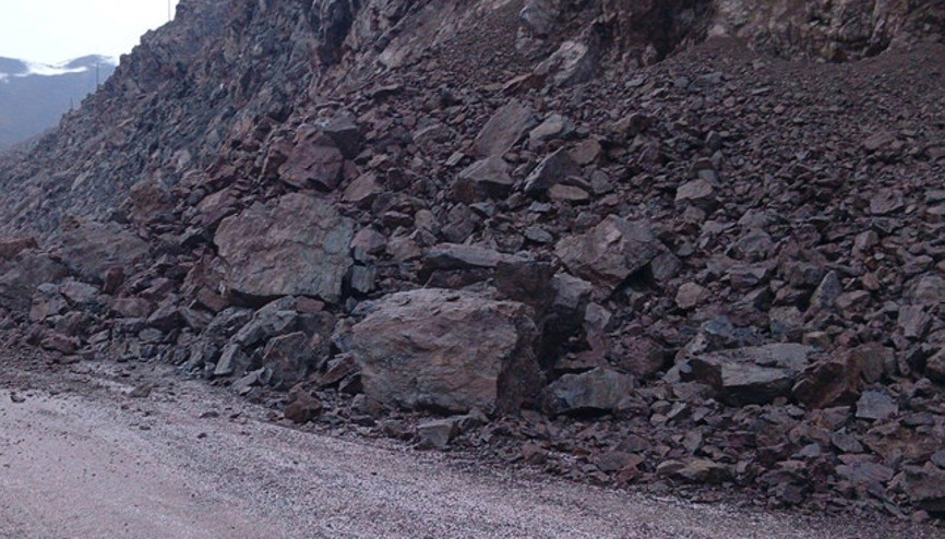 Yüksekova-Van kara yolunda heyelan: Ulaşım durdu