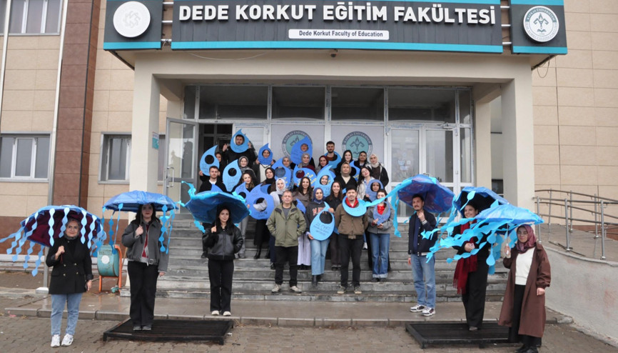 37 öğrenci ‘farkındalık’ için bir günü sadece 5er litre suyla geçirdi 37 öğrenci ‘farkındalık’ için bir günü sadece 5er litre suyla geçirdi