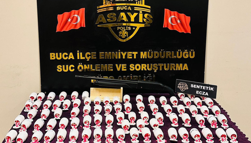 İzmirde 4 bin 984 sentetik hap ele geçirildi İzmirde 4 bin 984 sentetik hap ele geçirildi