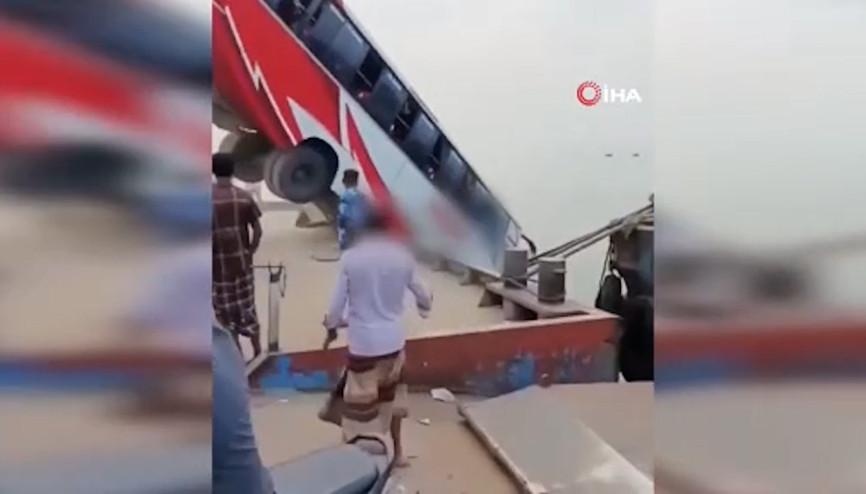 Bangladeşte yolcu otobüsü nehre düştü: 24 ölü Korku dolu anlar kamerada