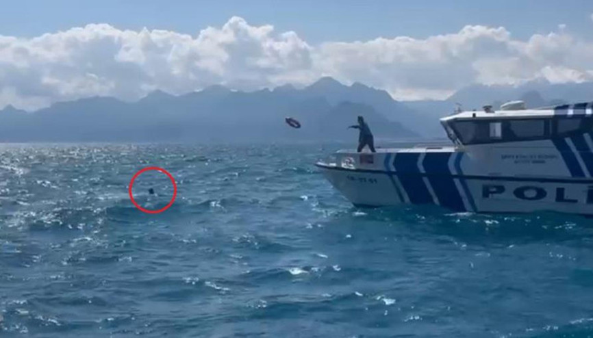 Devrilen sup boarda tutunarak 3 saat bekledi, yardımına deniz polisi yetişti Devrilen sup boarda tutunarak 3 saat bekledi, yardımına deniz polisi yetişti