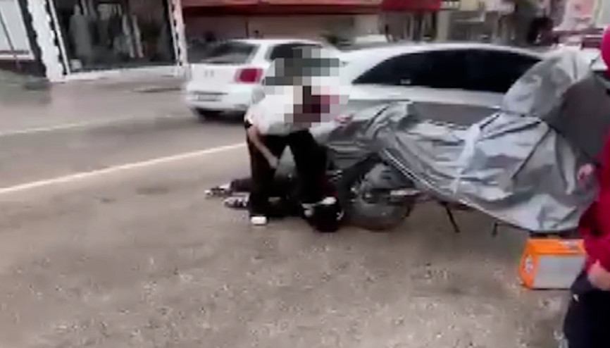 Kız öğrenci, tartıştığı akranını yere yatırıp ayağıyla yüzüne bastı