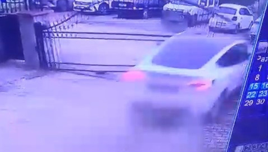 Otomobilin sitenin demir kapısını kırdığı kaza anı kamerada