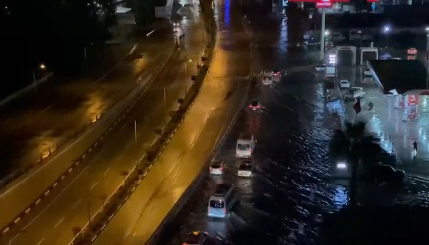 Hatayda sağanak; cadde ve sokaklar göle döndü