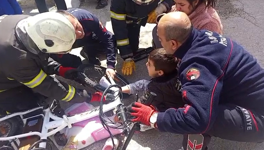 Ayağı bisiklete sıkışan çocuğu itfaiye kurtardı