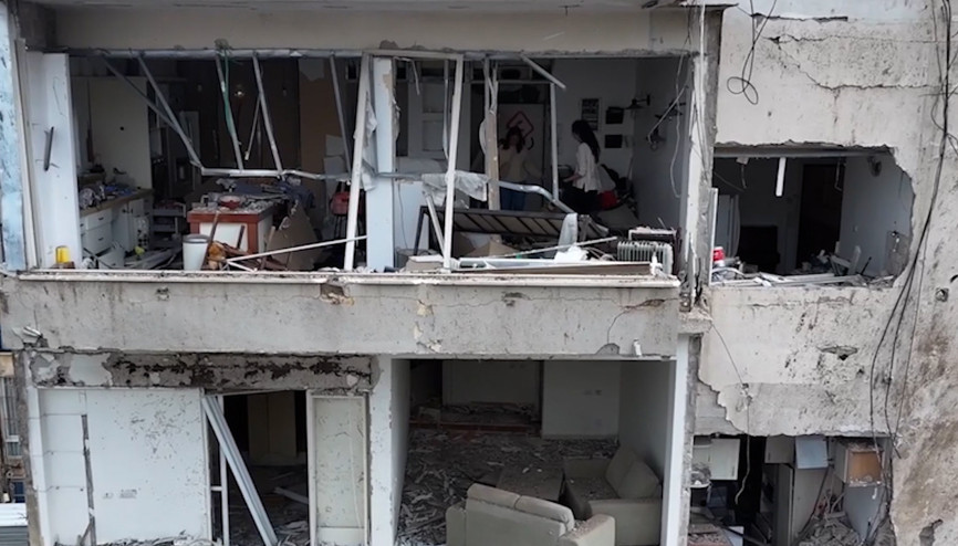 İran misilleme füzelerinin isabet ettiği Tel Aviv’de bir binada oluşan hasar görüntülendi