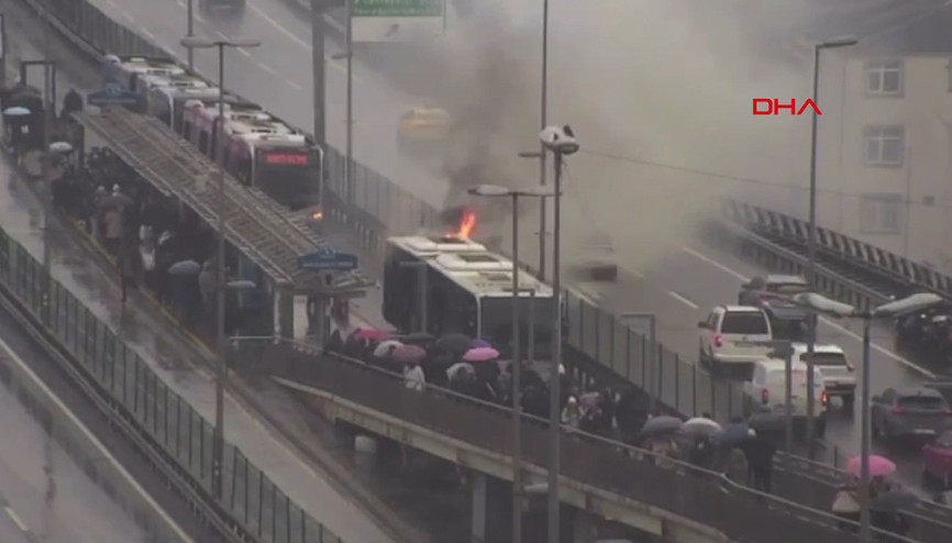 Şişlide metrobüste yangın