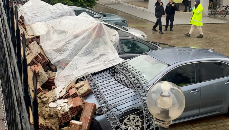 Aydında istinat duvarı çöktü; 4 otomobil hasar gördü