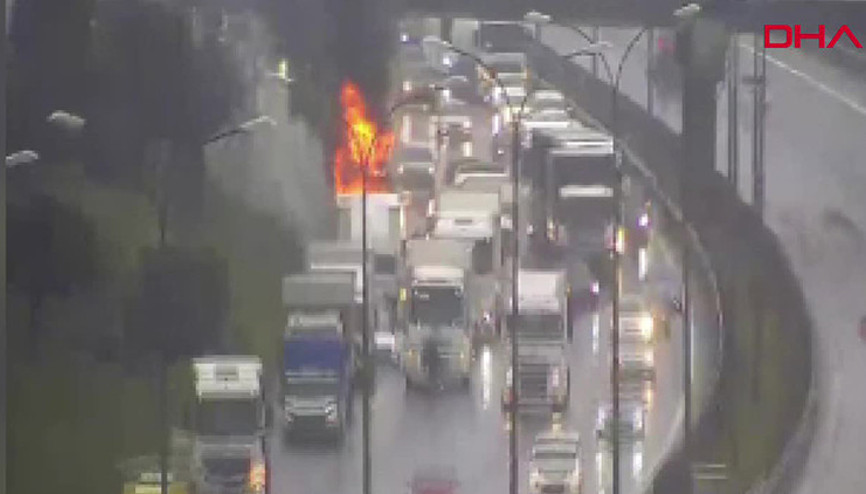 İstanbulda TEM Otoyolunda TIR yangını