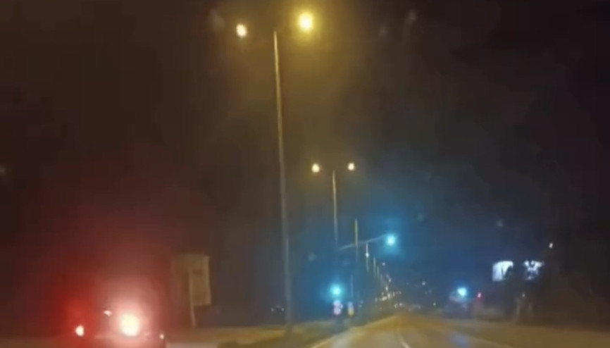 Otomobilin ters yönde ilerlediği anlar kamerada