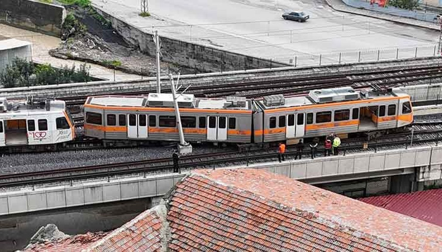 Adana’da metro vagonu seyir halindeyken raydan çıktı