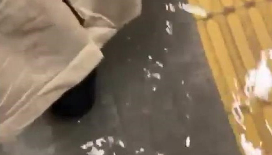 İstanbul - Mecidiyeköy metro alt geçidini su bastı; vatandaşlar yürümekte zorlandı İstanbul - Mecidiyeköy metro alt geçidini su bastı; vatandaşlar yürümekte zorlandı