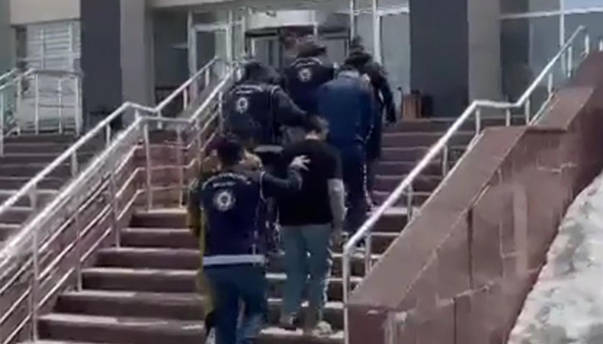 Karsta durdurulan kamyonetten 12 kaçak göçmen çıktı Karsta durdurulan kamyonetten 12 kaçak göçmen çıktı