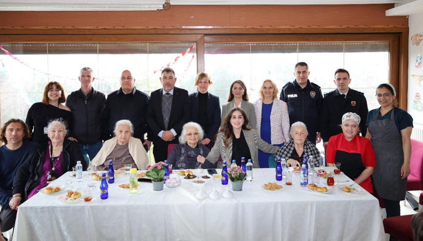 Karaburun’da mülki amirlerin bayramda buluşma yeri