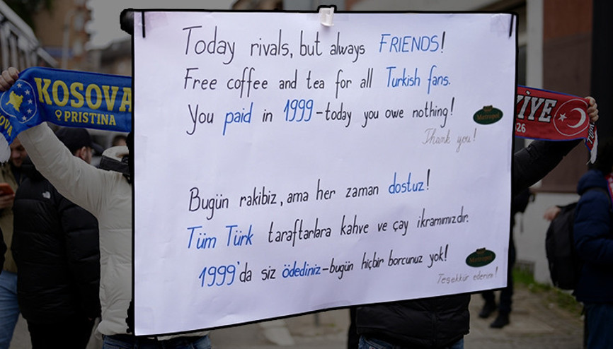 Kosova-Türkiye maçı öncesi Priştinede dikkat çeken tabela: 1999da ödediniz, borcunuz yok