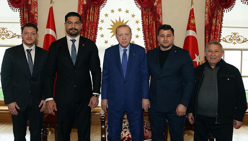 Cumhurbaşkanı Erdoğan, Türkiye Güreş Federasyonu Başkanı Taha Akgül’ü kabul etti