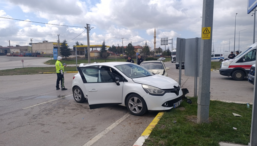 Sivasta otomobiller çarpıştı: 4 yaralı