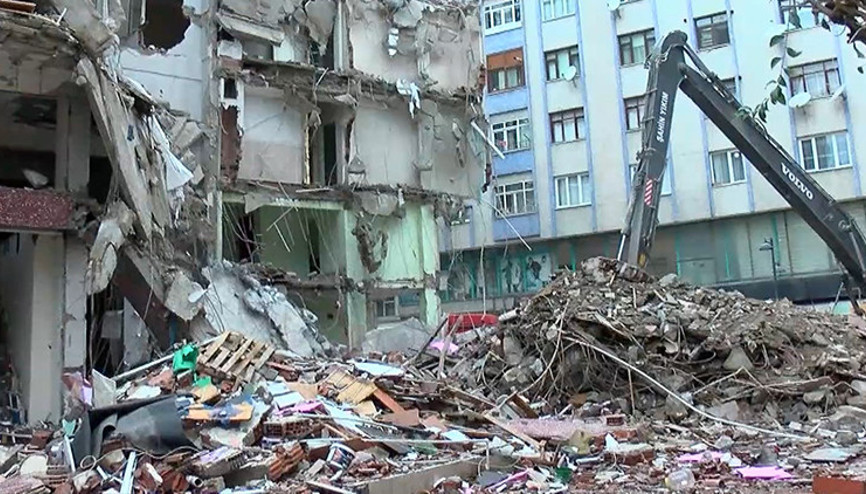 İstanbulda yıkım faciası: Annesiyle yolda yürüyen küçük çocuk hayatını kaybetti
