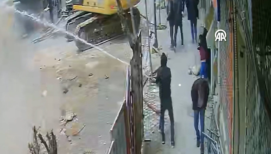 Zeytinburnunda bir binanın yıkımı sırasında kafasına beton parçası isabet eden çocuk öldü