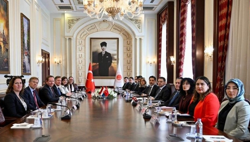 Bakan Gürlek, Hollandalı mevkidaşı Van Weel ile görüştü