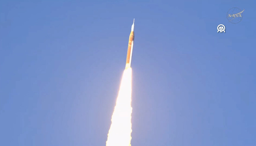 NASA, Aya insan taşıyacak Artemis II roketini fırlattı