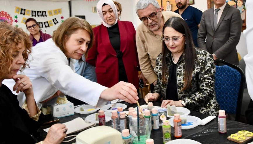 Vali eşinden Erdemlide huzurevi sakinleriyle atölye çalışması