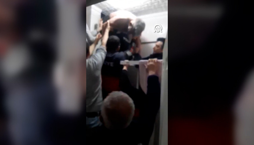 Uzaklaştırma kararına rağmen eşinin evine girmek isteyen koca havalandırma boşluğunda sıkıştı