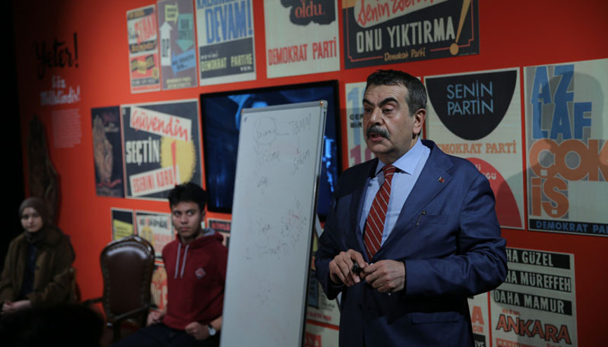 Bakan lise öğrencilerine ‘Demokrasi ve İnsan’ konulu ders verdi