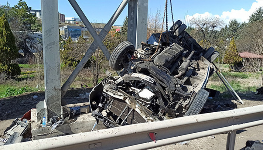 Ankaradan korkunç görüntüler Otobüs üst geçide çarptı: 5 kişi hayatını kaybetti