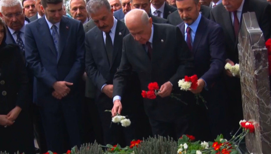 MHP lideri Bahçeli, Alparslan Türkeşin kabrini ziyaret etti