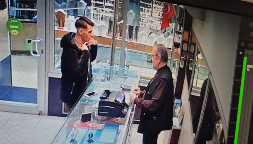 Zonguldakta polisim, para arabada diyerek kuyumcudan bilezik alıp kaçtı Zonguldakta polisim, para arabada diyerek kuyumcudan bilezik alıp kaçtı