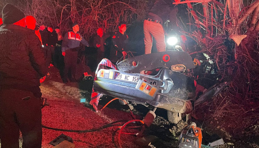 Otomobil ağaca çarptı: 2 ölü, 2 yaralı