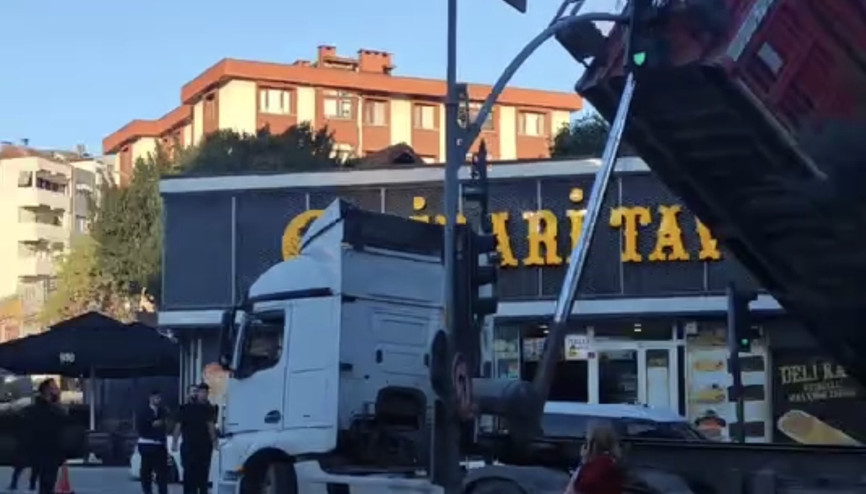 Pendikte caddede yük boşaltan hafriyat kamyonunun dorsesi trafik ışıklarına çarptı Pendikte caddede yük boşaltan hafriyat kamyonunun dorsesi trafik ışıklarına çarptı