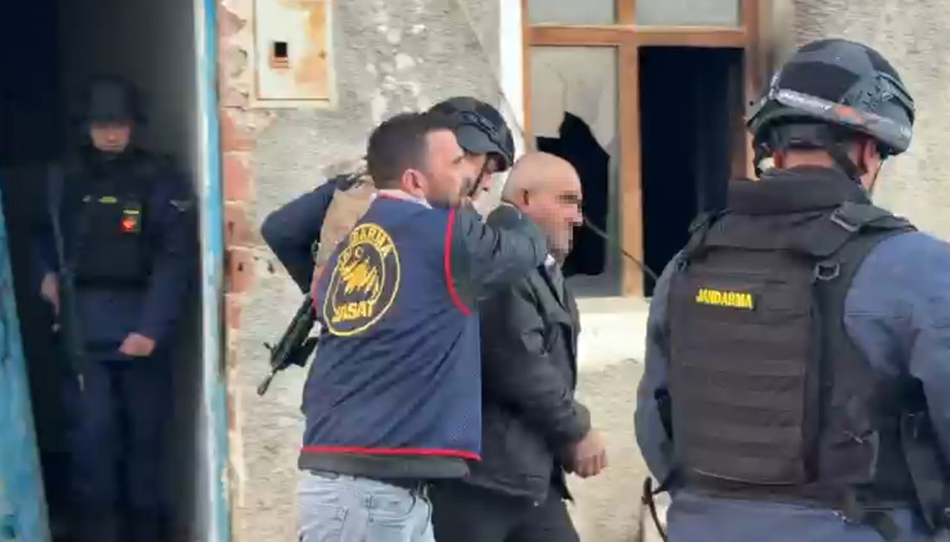 2 evi ateşe verdi, gelen jandarma ekiplerine saatlerce direndi