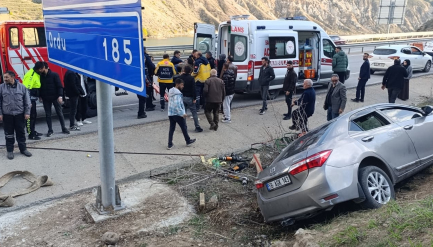 Sivasta otomobil şarampole devrildi: 3 yaralı