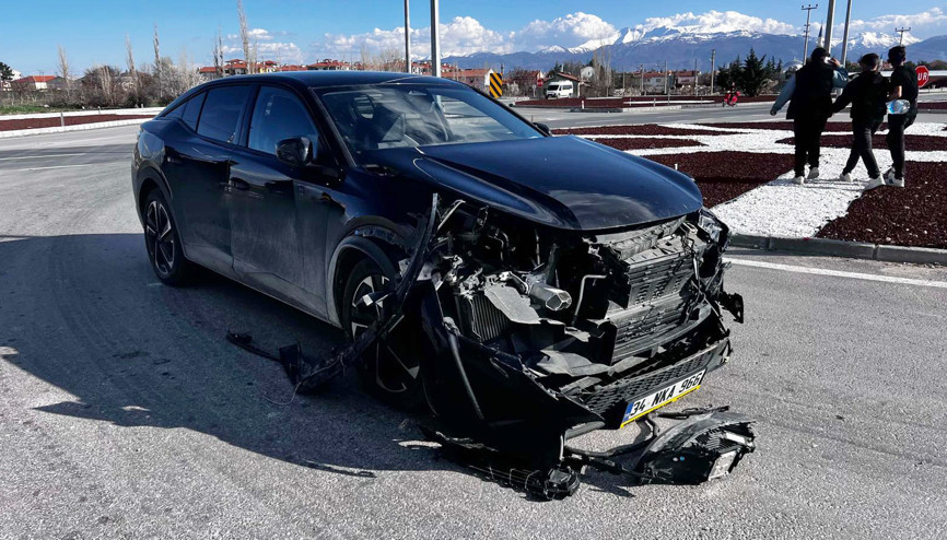 Otomobiller kavşakta çarpıştı: 1 yaralı Otomobiller kavşakta çarpıştı: 1 yaralı