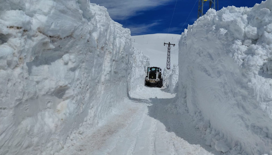 Kar kalınlığı 6 metreyi geçti Zorlu mücadele böyle görüntülendi