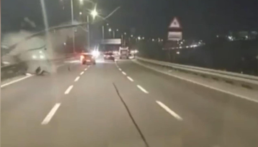 Kağıthane’de 2 otomobilin çarpışarak bariyere vurduğu anlar kamerada: 1 yaralı