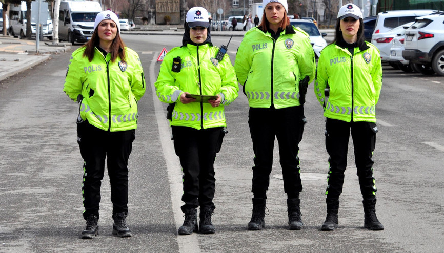 Kars trafiği, kadın polislere emanet Kars trafiği, kadın polislere emanet