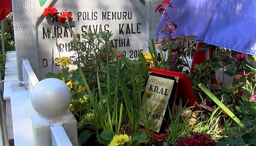 Şehidin mezarındaki plaket görenleri duygulandırdı