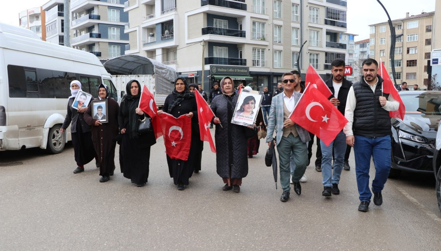 Vanlı aileler DEM Parti İl Başkanlığı önündeki eylemlerine devam etti
