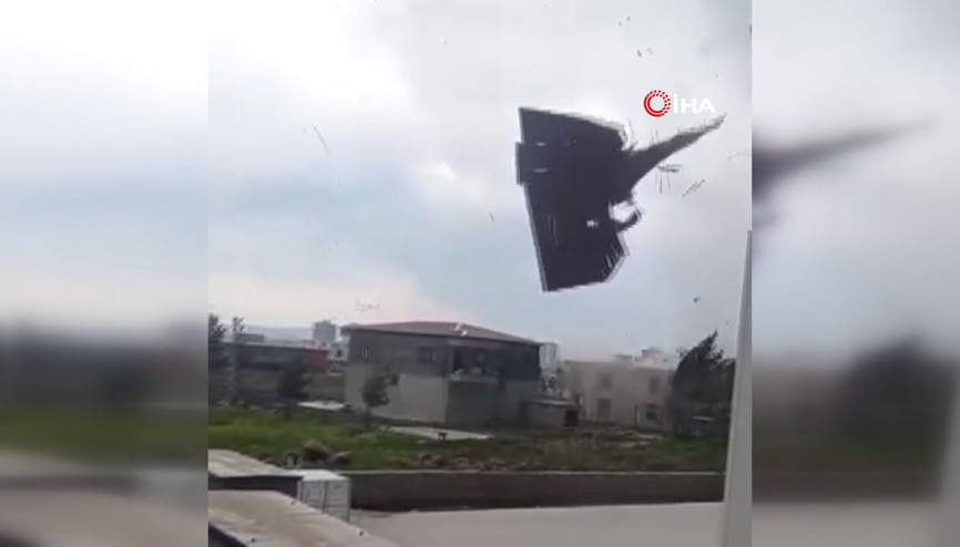 Şiddetli fırtına evin çatısını uçurdu