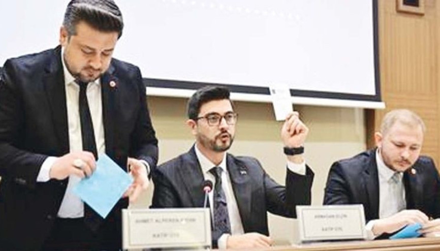 Şahin Biba 61 oyla başkanvekili seçildi… Bursa Belediyesi AK Parti’ye geçti