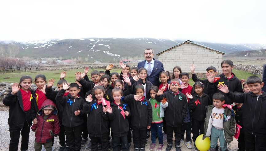 Bakan Tekin, Vanda ilkokul öğrencileriyle buluştu