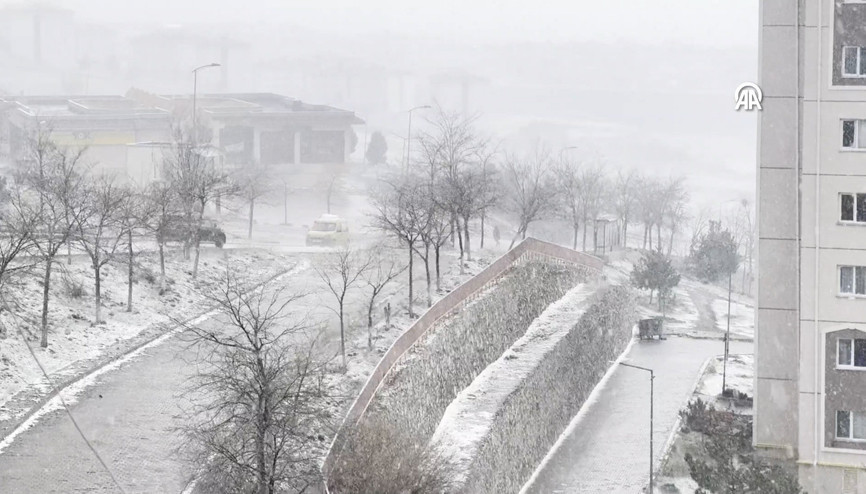 Ankaraya nisanda kar yağdı
