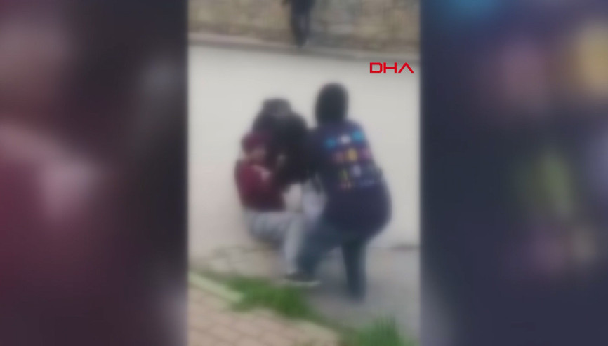Tartıştıkları okul arkadaşlarını darbettiler; o anlar kamerada