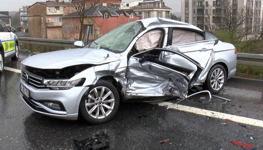 Kuzey Marmara Otoyolunda 3 aracın karıştığı zincirleme kaza: 4 yaralı Aşırı buzlanma olmuş Kuzey Marmara Otoyolunda 3 aracın karıştığı zincirleme kaza: 4 yaralı Aşırı buzlanma olmuş