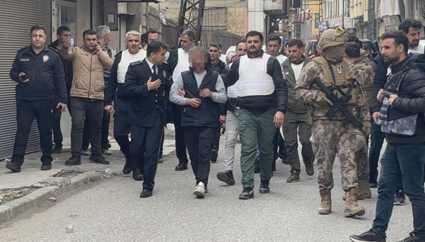Gaziantepte korku dolu anlar: 3 kişiyi silahla rehin aldı, kız arkadaşını yaraladı Operasyonla yakalandı