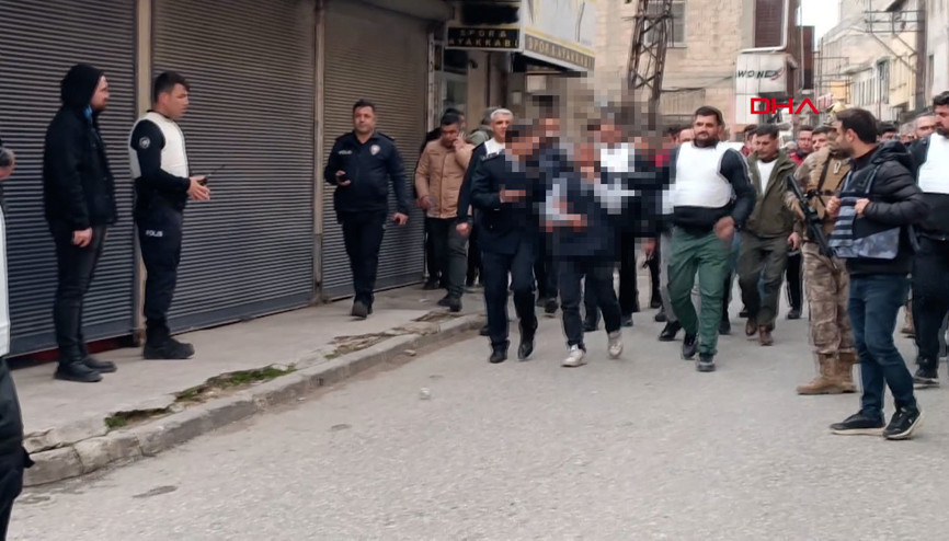 Polisleri görünce 5 kişiyi rehin alan cezaevi firarisi, ikna edilip gözaltına alındı